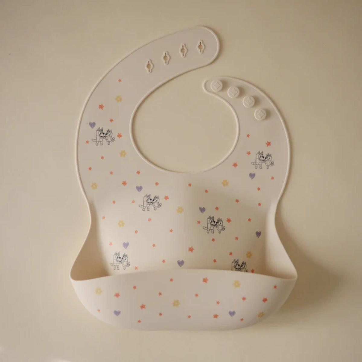 Babador De Silicone Infantil Mushie Bluey Ivory - Grows with Your Baby