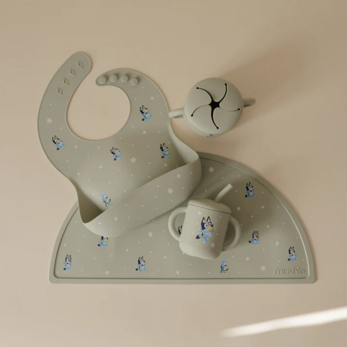 Babador De Silicone Infantil Mushie Bluey Sage - Built for Daily Use