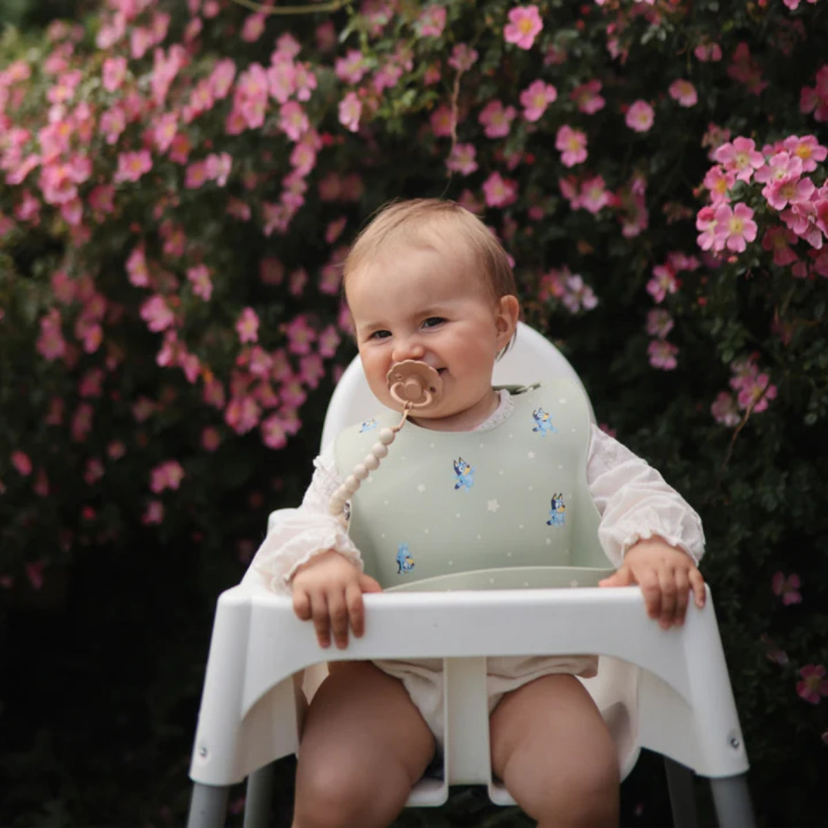 Babador De Silicone Infantil Mushie Bluey Sage - Reduces Mealtime Mess